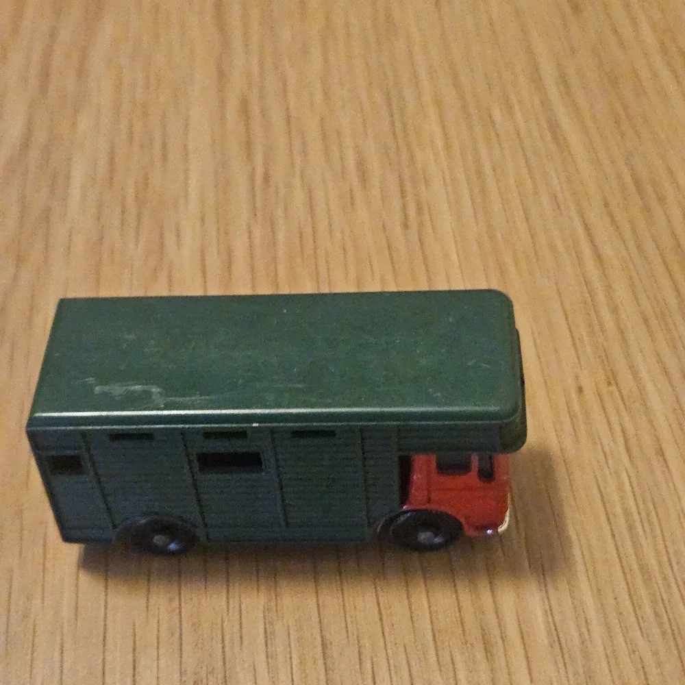 LESNEY MATCHBOX NO 17 Horse Box Truck no horses Green Red Vintage